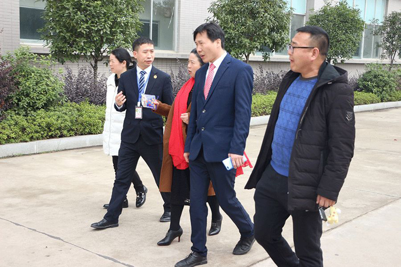 参观公司厂区